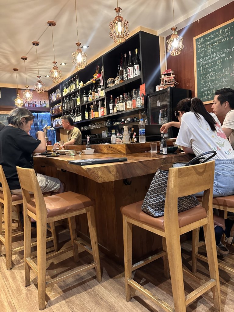 엔 이자카야 바 카운터와 술 선반