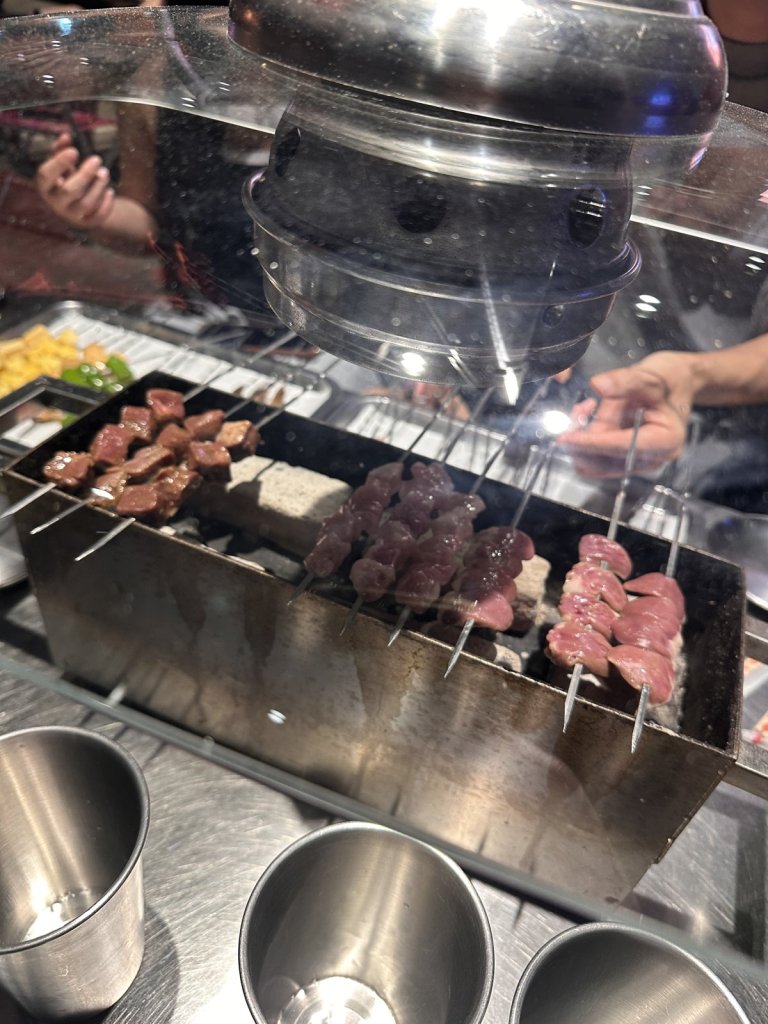 테이블 숯불 그릴과 연기 후드