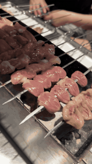숯불에 꼬치 굽는 모습
