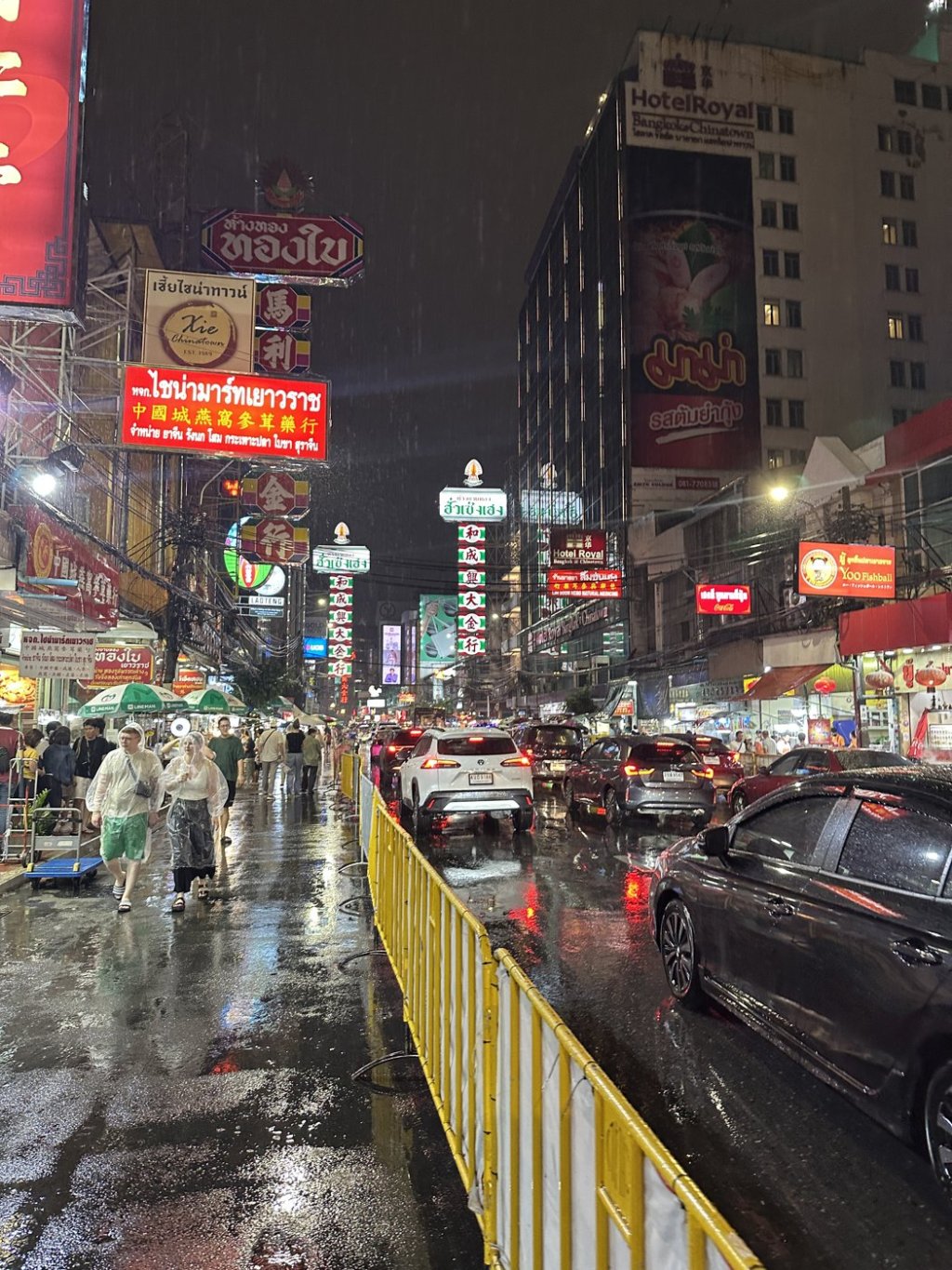 비 오는 밤 방콕 야오와랏 차이나타운 거리